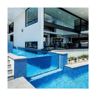 Piscina acrílica com painéis de vidro infinitos e design de interior completo