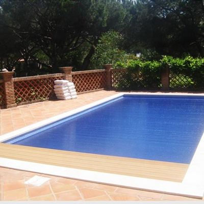 Cobertura de piscina automática de plástico anti-UV O imperdível para prolongar sua temporada de natação