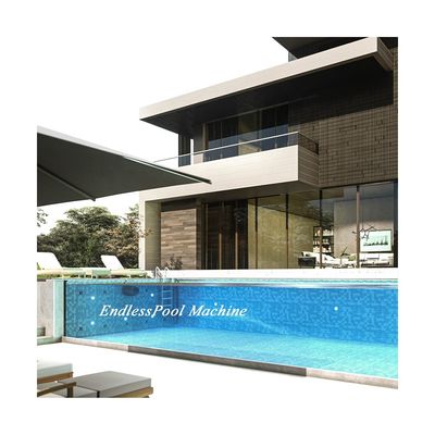Treinamento de natação com a máquina AUPOOL de piscina de jato de água contra corrente
