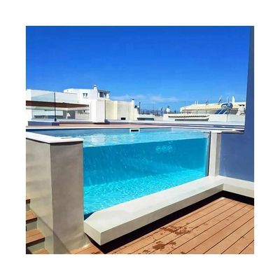Vila num paraíso com painéis acrílicos claros e piscina infinita