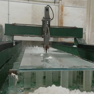 Vila num paraíso com painéis acrílicos claros e piscina infinita