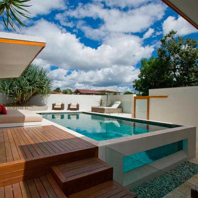 Piscina privada acima do solo com janela transparente e folha acrílica transparente