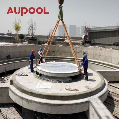 Piscina privada acima do solo com janela transparente e folha acrílica transparente