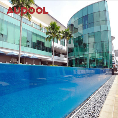 Piscina privada acima do solo com janela transparente e folha acrílica transparente