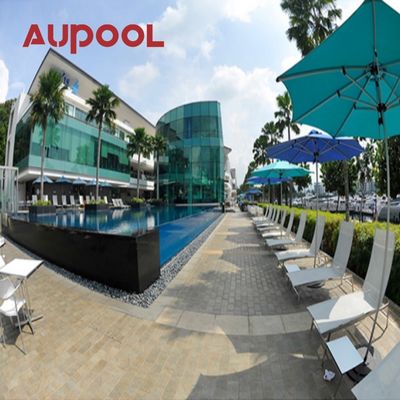 Piscina privada acima do solo com janela transparente e folha acrílica transparente