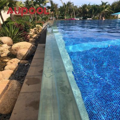 Piscina privada acima do solo com janela transparente e folha acrílica transparente