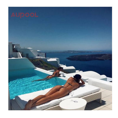 Uma piscina acrílica de design moderno, a mistura perfeita de beleza e durabilidade.