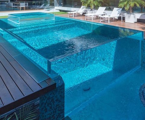 Alta transmissão de luz Villa Piscina de design moderno Piscina ao ar livre Diafaneidade 93%