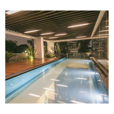 Piscina exterior acrílica de telhado moderno personalizado com parede transparente infinita