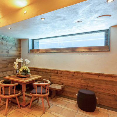 Piscina exterior acima do solo com baixa absorção de água e painel transparente