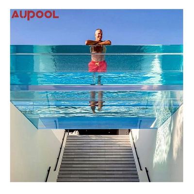 Piscina projetada acima do solo com janela acrílica transparente e plástico superior