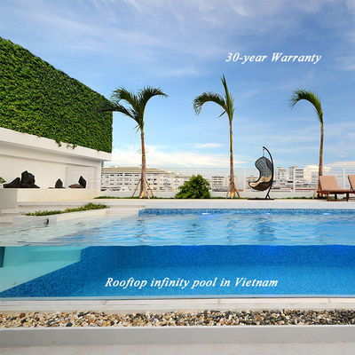 Piscina acrílica com painéis de vidro infinitos e design de interior completo