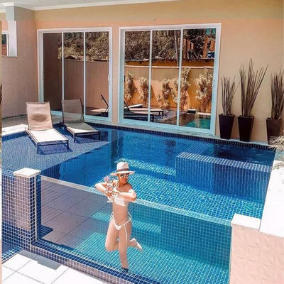 Piscina interior com a luxuosa piscina de fundo preto personalizada da Aupool