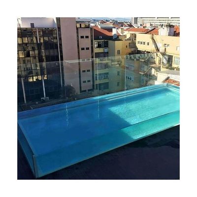 Piscina exterior com 4 lados transparentes e material acrílico