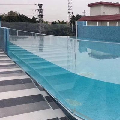 Piscina exterior com 4 lados transparentes e material acrílico